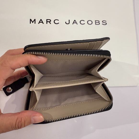 Best Price‼️Marc Jacobs 4F5SMP025S01 Mini Compact Wallet BLACK/WHITE - Picture 5 of 6